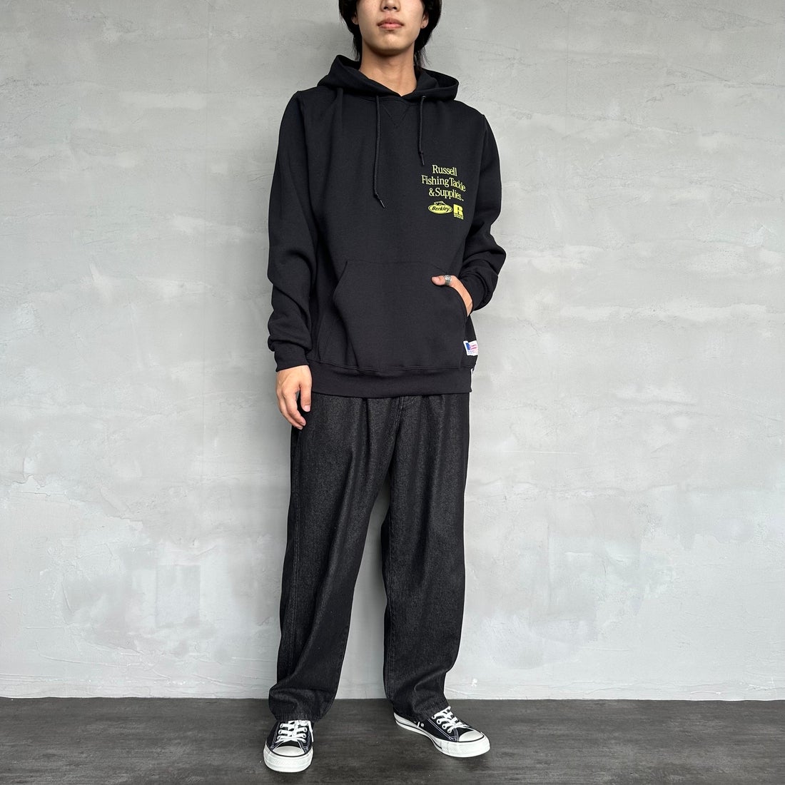 Berkley × RUSSELL ATHLETIC [バークレー × ラッセルアスレチック] 別注 バックプリント スウェットパーカー [RBK-24175IN-JF2] BLACK &&モデル身長：179cm 着用サイズ：L&&