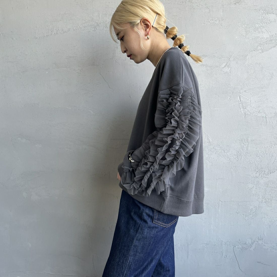 By/m [バイエム] 袖チュールフリルデザイン プルオーバースウェット [B24132079] 08 CHARCOA &&モデル身長：150cm 着用サイズ：F&&