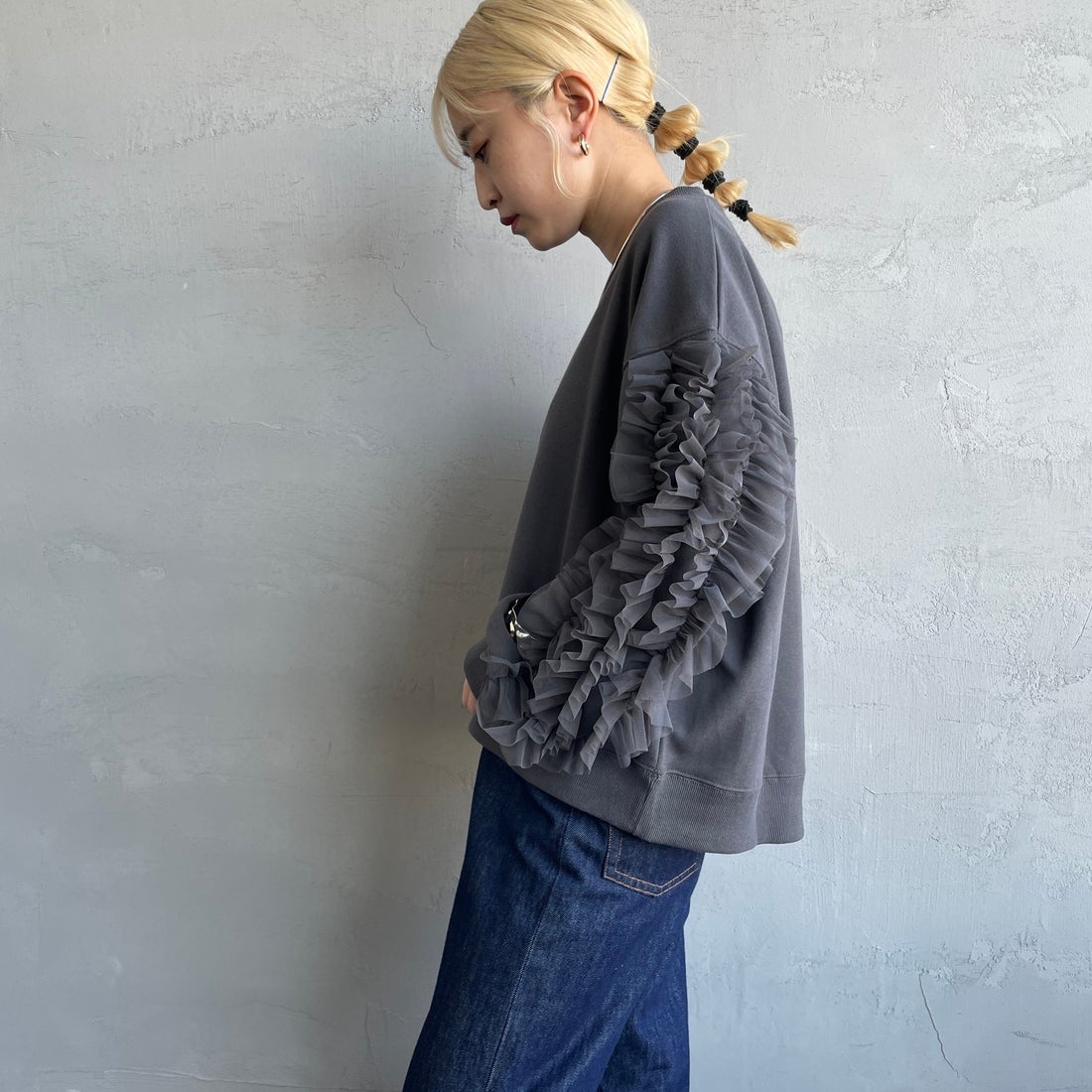 By/m [バイエム] 袖チュールフリルデザイン プルオーバースウェット [B24132079] 08 CHARCOA &&モデル身長：150cm 着用サイズ：F&&