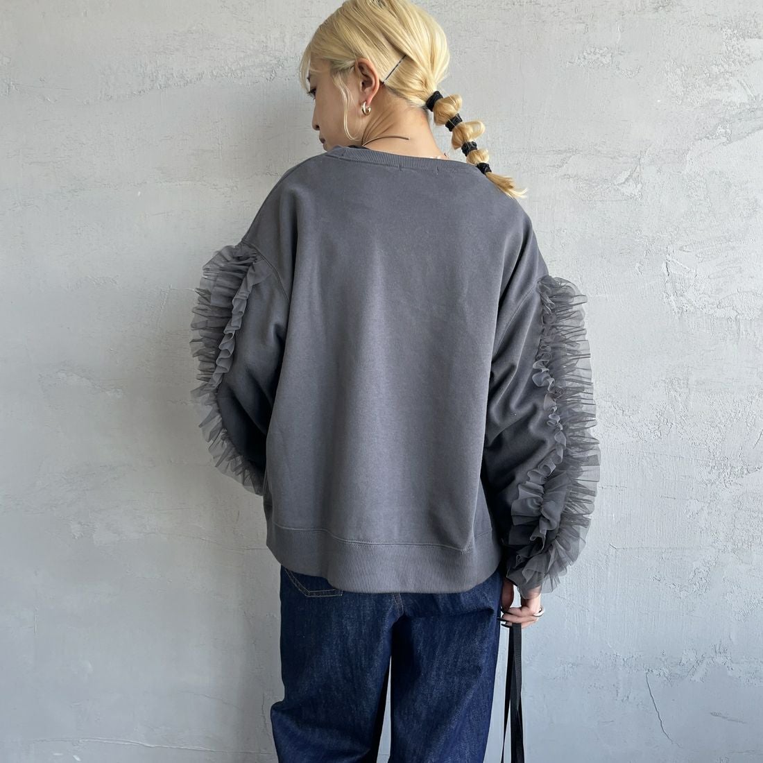 By/m [バイエム] 袖チュールフリルデザイン プルオーバースウェット [B24132079] 08 CHARCOA &&モデル身長：150cm 着用サイズ：F&&