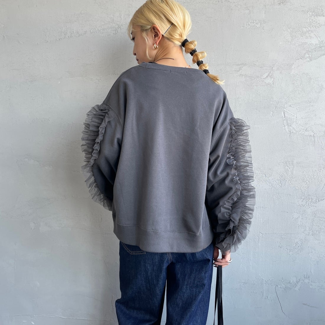 By/m [バイエム] 袖チュールフリルデザイン プルオーバースウェット [B24132079] 08 CHARCOA &&モデル身長：150cm 着用サイズ：F&&