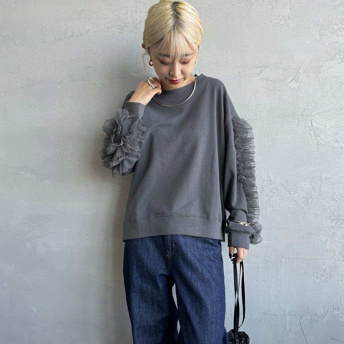 By/m [バイエム] 袖チュールフリルデザイン プルオーバースウェット [B24132079] 08 CHARCOA &&モデル身長：150cm 着用サイズ：F&&