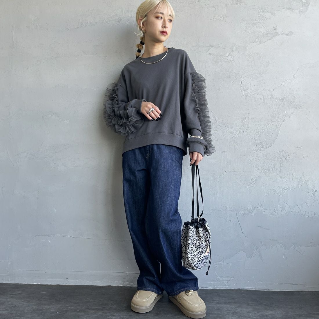 By/m [バイエム] 袖チュールフリルデザイン プルオーバースウェット [B24132079] 08 CHARCOA &&モデル身長：150cm 着用サイズ：F&&