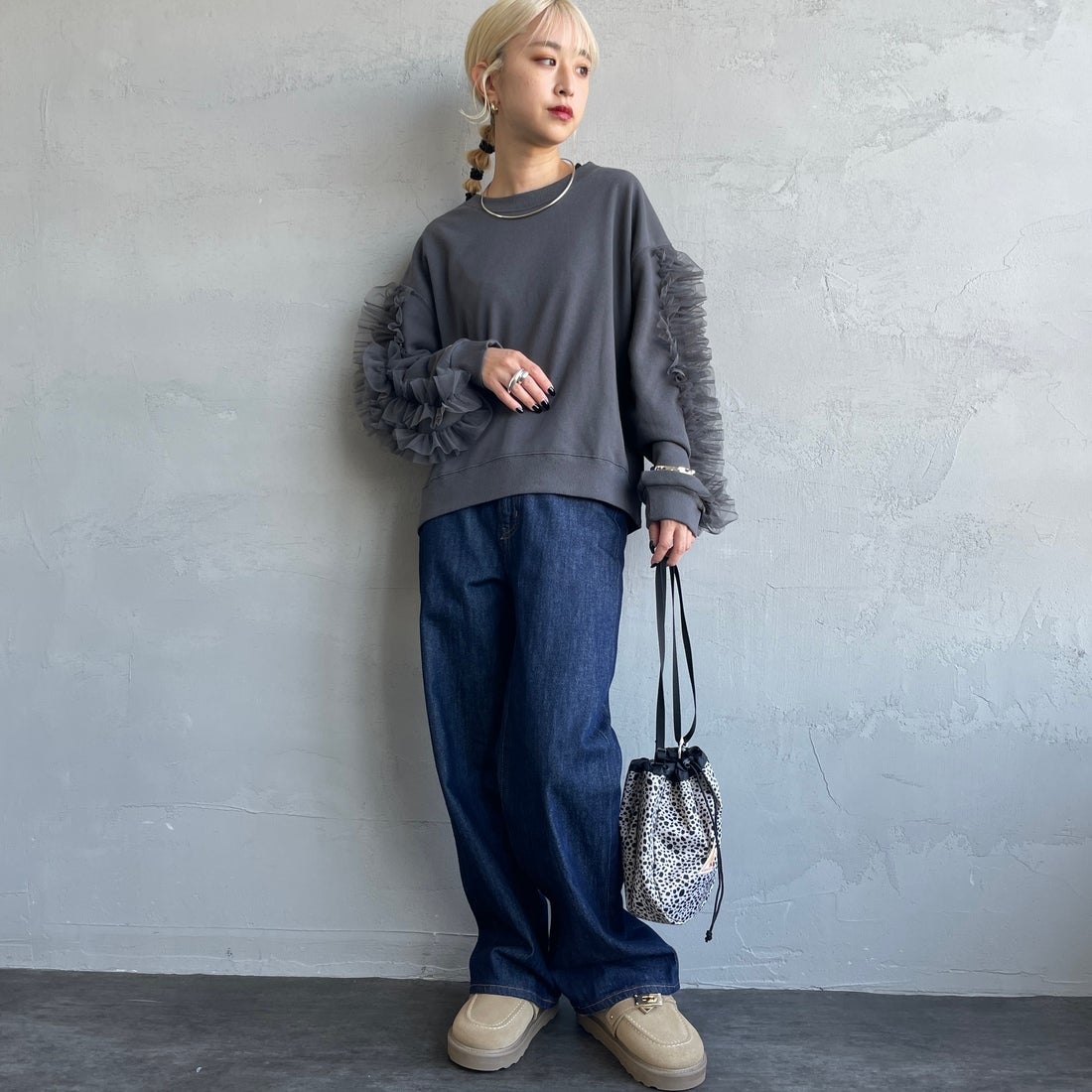 By/m [バイエム] 袖チュールフリルデザイン プルオーバースウェット [B24132079] 08 CHARCOA &&モデル身長：150cm 着用サイズ：F&&