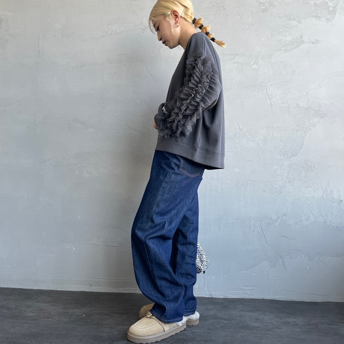 By/m [バイエム] 袖チュールフリルデザイン プルオーバースウェット [B24132079] 08 CHARCOA &&モデル身長：150cm 着用サイズ：F&&