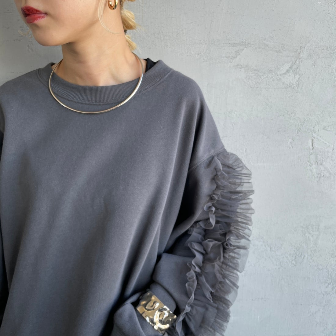 By/m [バイエム] 袖チュールフリルデザイン プルオーバースウェット [B24132079] 08 CHARCOA