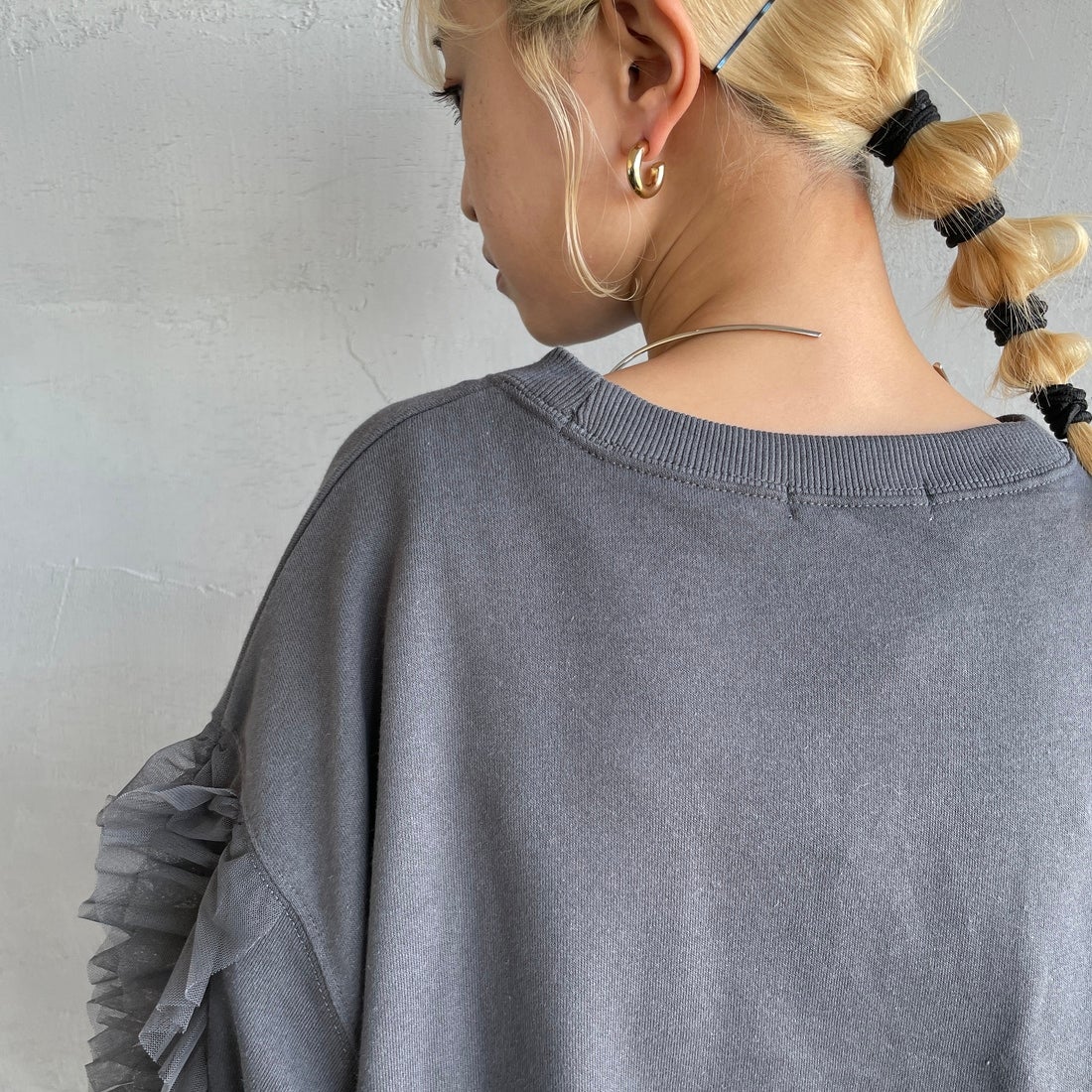 By/m [バイエム] 袖チュールフリルデザイン プルオーバースウェット [B24132079] 08 CHARCOA