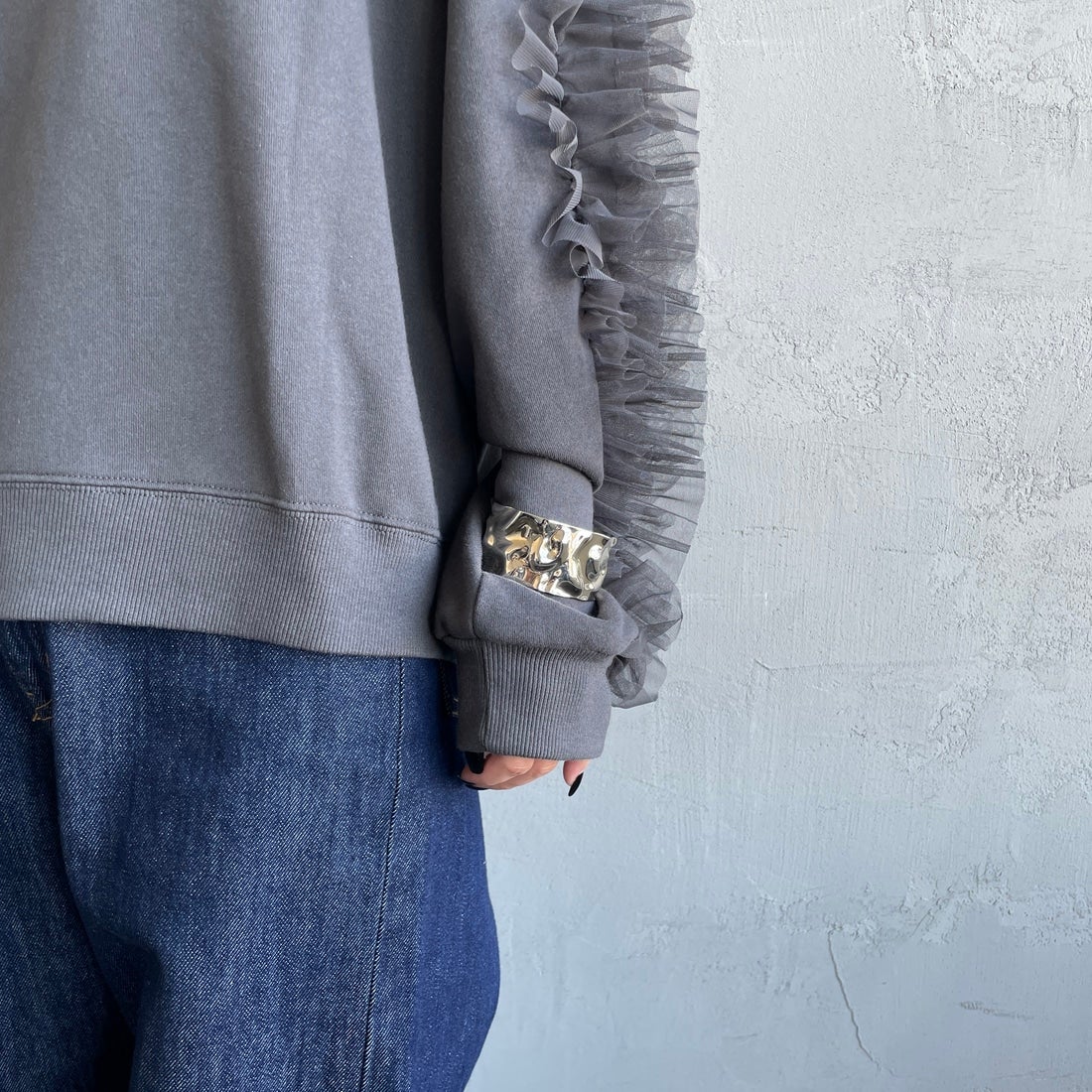 By/m [バイエム] 袖チュールフリルデザイン プルオーバースウェット [B24132079] 08 CHARCOA