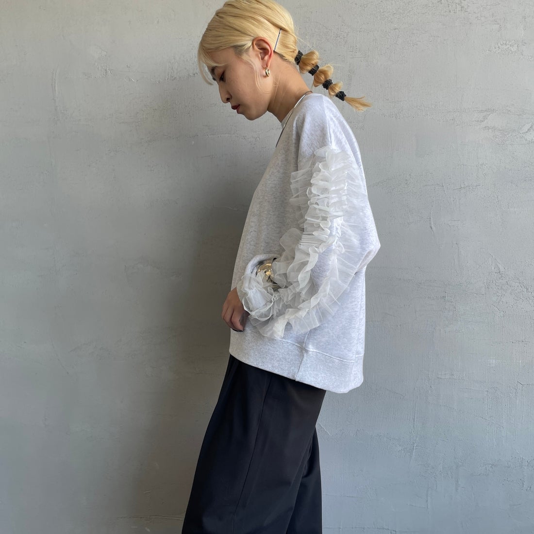 By/m [バイエム] 袖チュールフリルデザイン プルオーバースウェット [B24132079] 20 OATMEAL &&モデル身長：150cm 着用サイズ：F&&