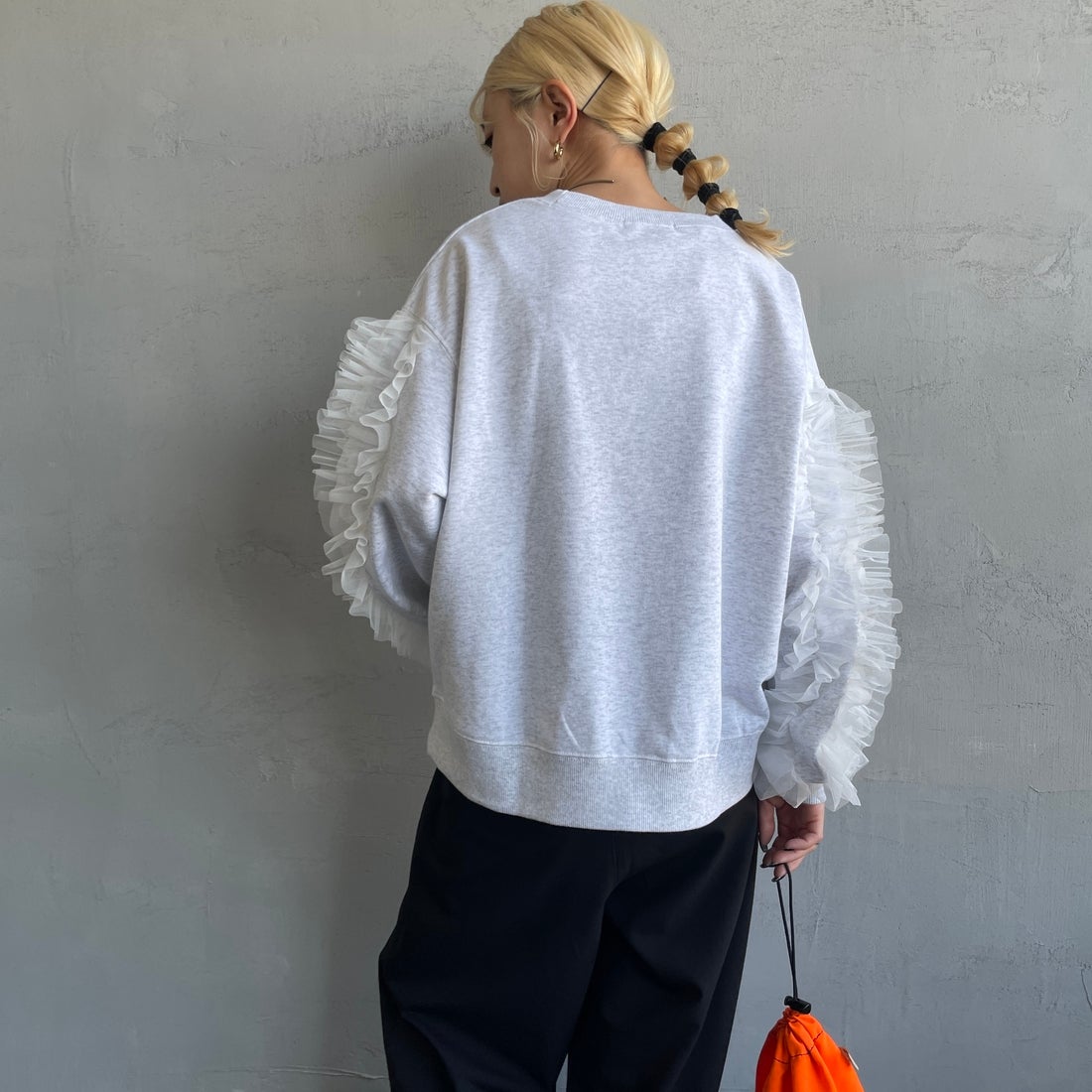 By/m [バイエム] 袖チュールフリルデザイン プルオーバースウェット [B24132079] 20 OATMEAL &&モデル身長：150cm 着用サイズ：F&&