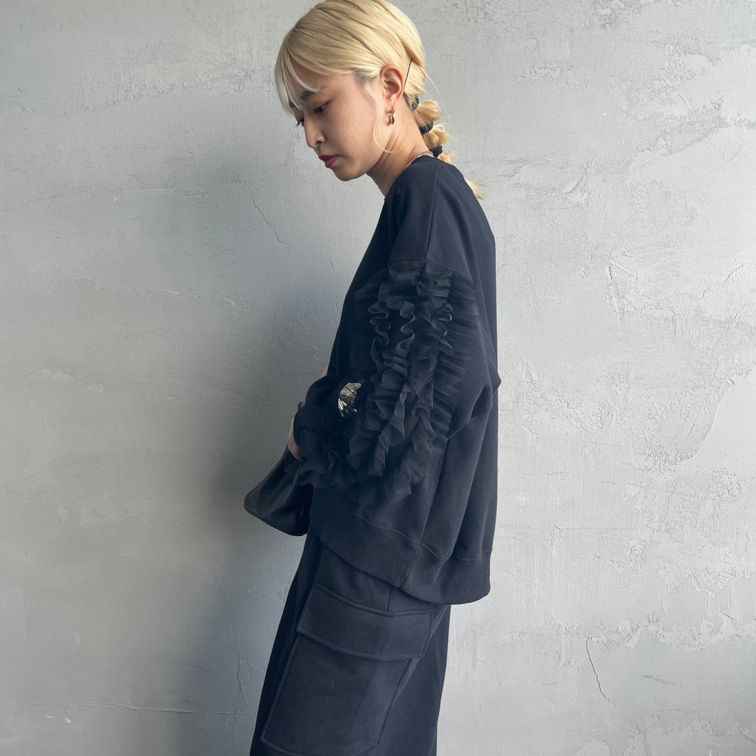 By/m [バイエム] 袖チュールフリルデザイン プルオーバースウェット [B24132079] 09 BLACK &&モデル身長：150cm 着用サイズ：F&&