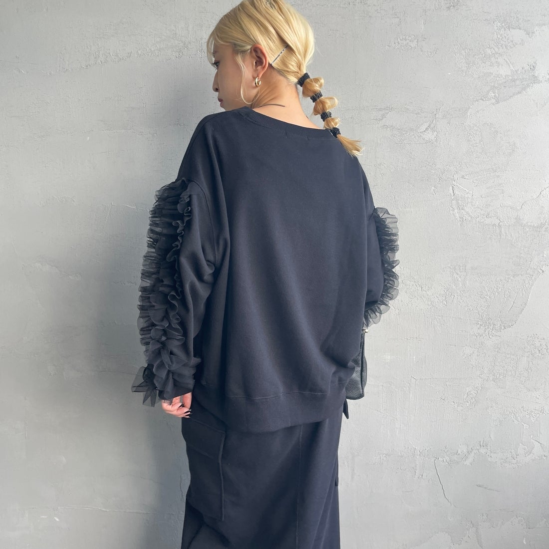 By/m [バイエム] 袖チュールフリルデザイン プルオーバースウェット [B24132079] 09 BLACK &&モデル身長：150cm 着用サイズ：F&&