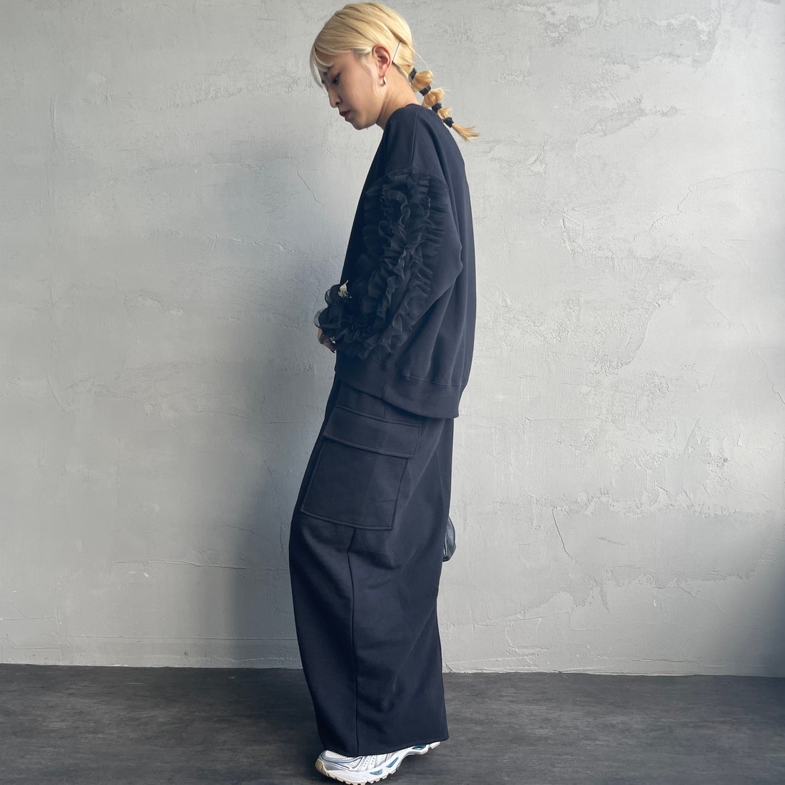 By/m [バイエム] 袖チュールフリルデザイン プルオーバースウェット [B24132079] 09 BLACK &&モデル身長：150cm 着用サイズ：F&&