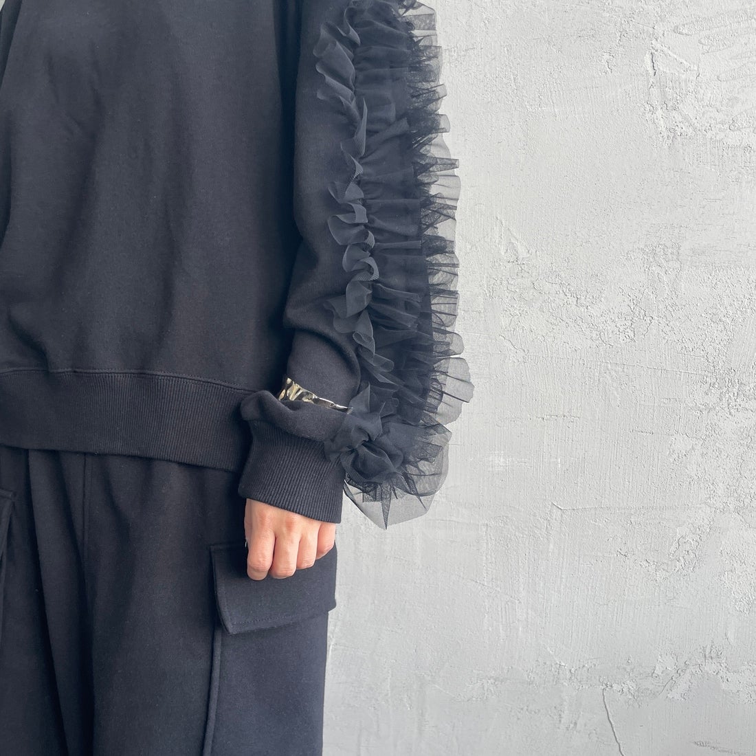 By/m [バイエム] 袖チュールフリルデザイン プルオーバースウェット [B24132079] 09 BLACK