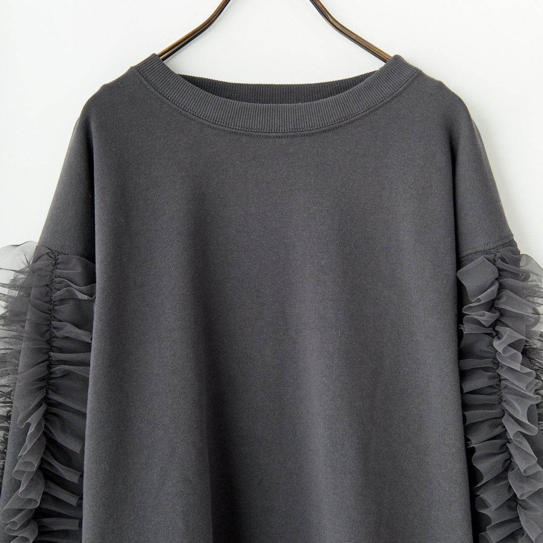 By/m [バイエム] 袖チュールフリルデザイン プルオーバースウェット [B24132079] 08 CHARCOA