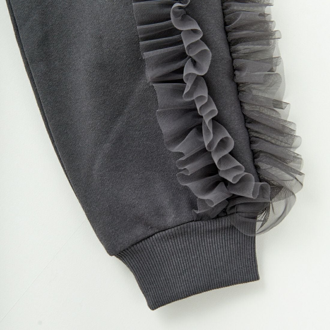 By/m [バイエム] 袖チュールフリルデザイン プルオーバースウェット [B24132079] 08 CHARCOA