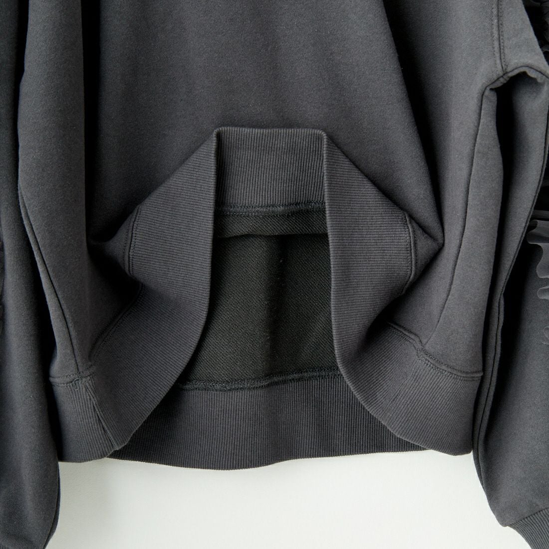 By/m [バイエム] 袖チュールフリルデザイン プルオーバースウェット [B24132079] 08 CHARCOA