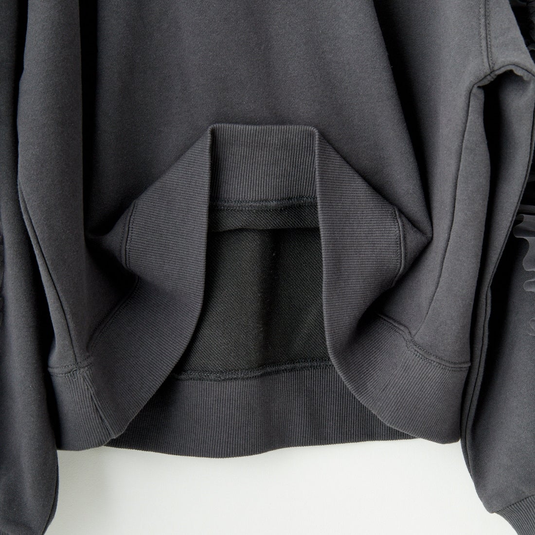 By/m [バイエム] 袖チュールフリルデザイン プルオーバースウェット [B24132079] 08 CHARCOA