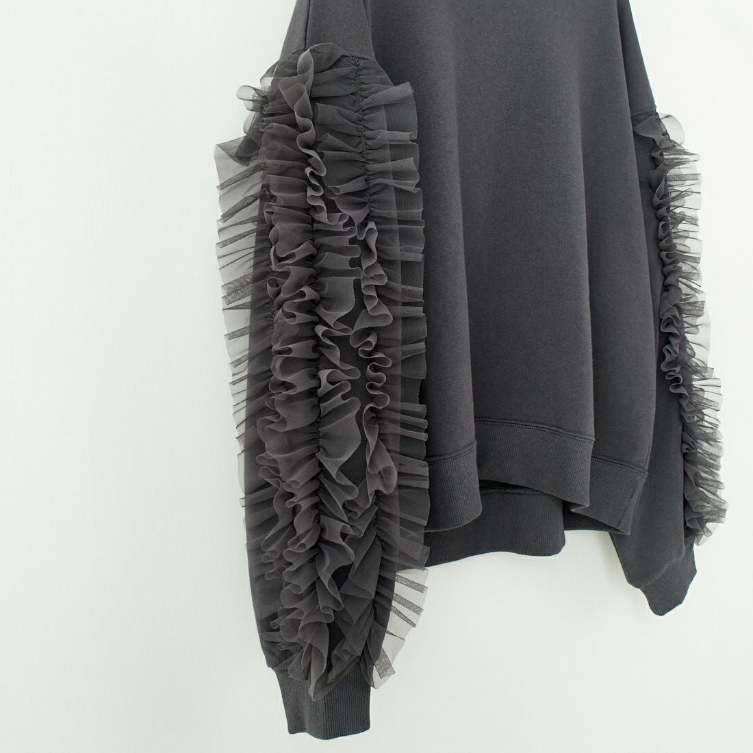 By/m [バイエム] 袖チュールフリルデザイン プルオーバースウェット [B24132079] 08 CHARCOA