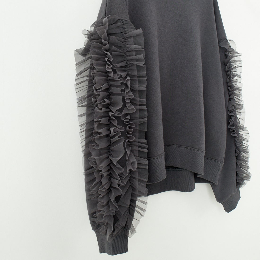 By/m [バイエム] 袖チュールフリルデザイン プルオーバースウェット [B24132079] 08 CHARCOA