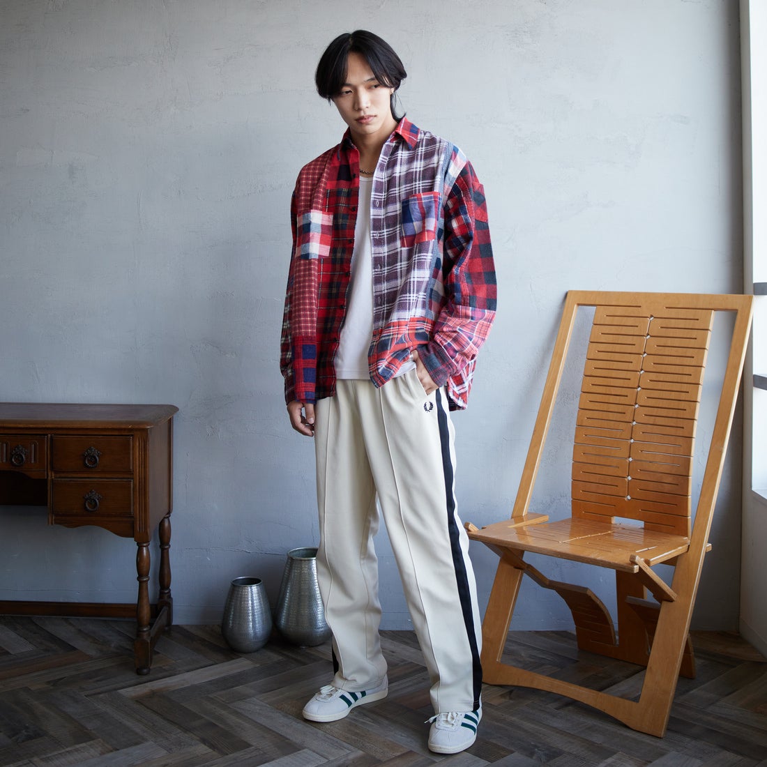 FRED PERRY [フレッドペリー] 別注 配色ライントラックパンツ [FPM-24A-026-JF] OAT/BLK &&モデル身長：179cm 着用サイズ：L&&