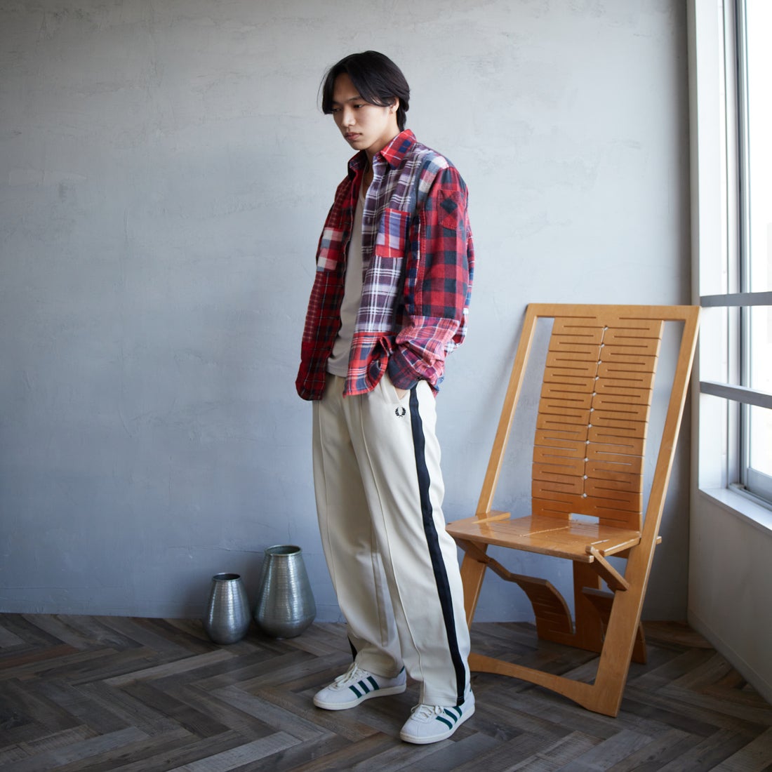 FRED PERRY [フレッドペリー] 別注 配色ライントラックパンツ [FPM-24A-026-JF] OAT/BLK &&モデル身長：179cm 着用サイズ：L&&