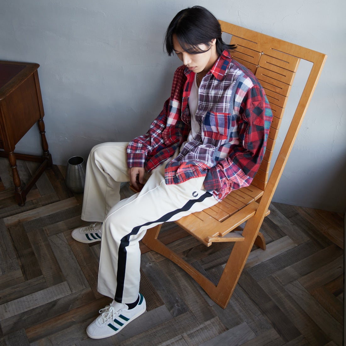 FRED PERRY [フレッドペリー] 別注 配色ライントラックパンツ [FPM-24A-026-JF] OAT/BLK &&モデル身長：179cm 着用サイズ：L&&