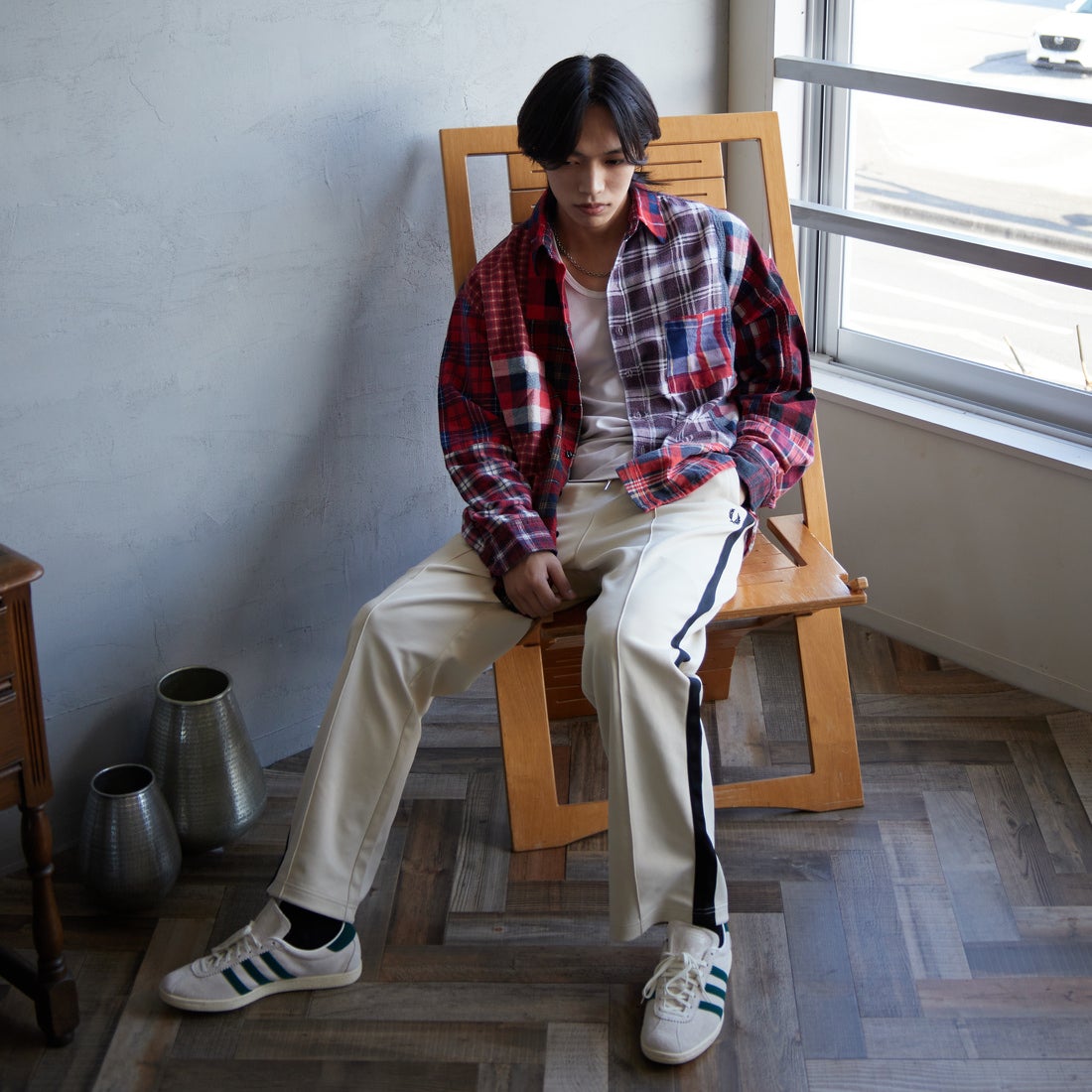 FRED PERRY [フレッドペリー] 別注 配色ライントラックパンツ [FPM-24A-026-JF] OAT/BLK &&モデル身長：179cm 着用サイズ：L&&