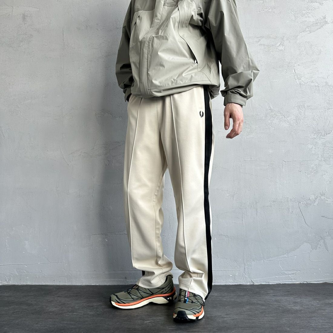 FRED PERRY [フレッドペリー] 別注 配色ライントラックパンツ [FPM-24A-026-JF] OAT/BLK &&モデル身長：168cm 着用サイズ：L&&