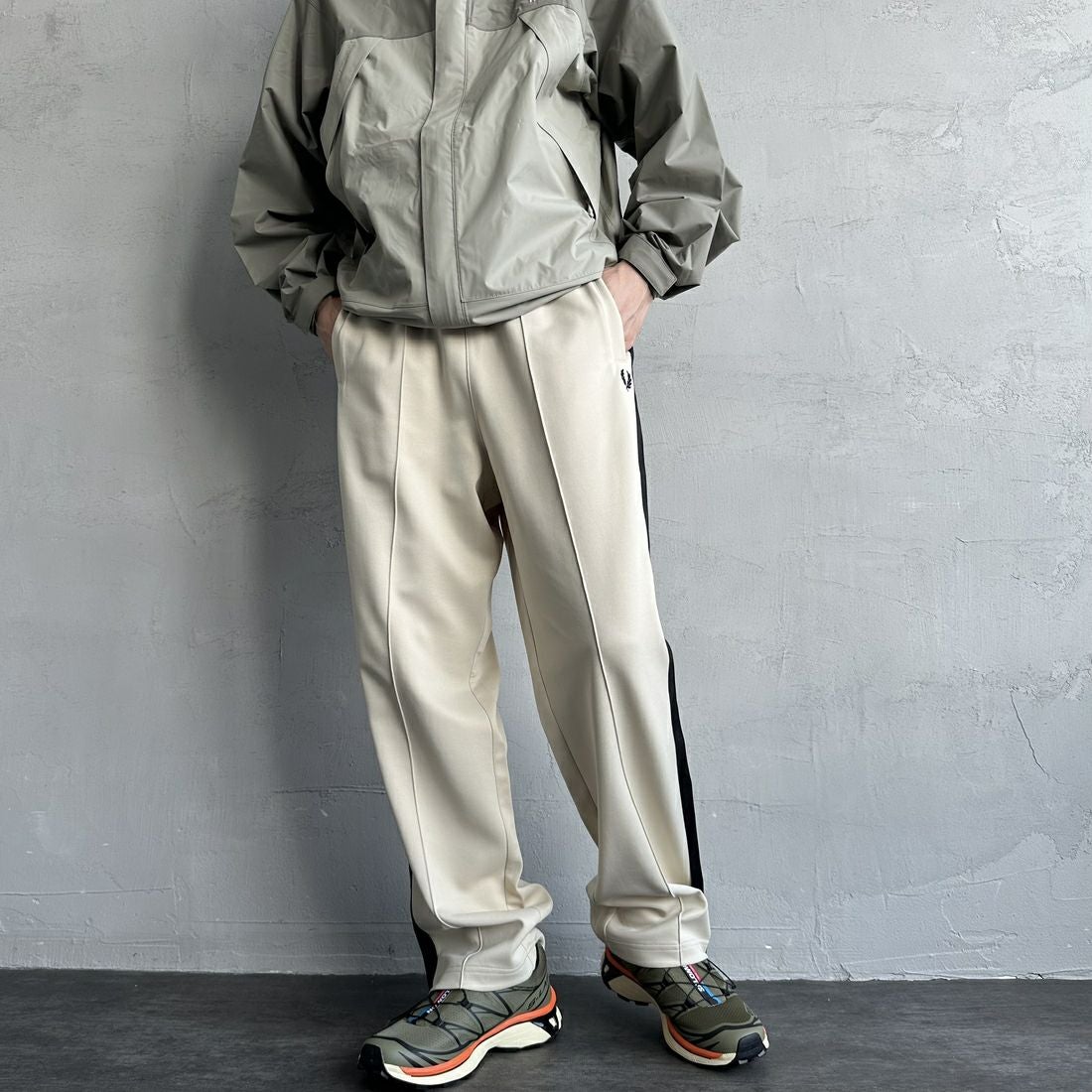 FRED PERRY [フレッドペリー] 別注 配色ライントラックパンツ [FPM-24A-026-JF] OAT/BLK &&モデル身長：168cm 着用サイズ：L&&