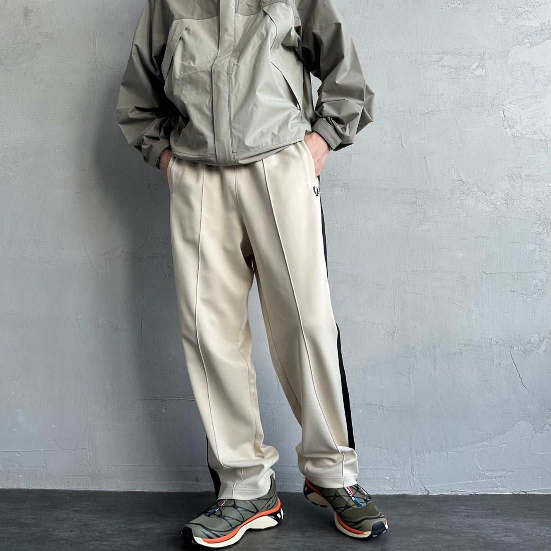 FRED PERRY [フレッドペリー] 別注 配色ライントラックパンツ [FPM-24A-026-JF] OAT/BLK &&モデル身長：168cm 着用サイズ：L&&