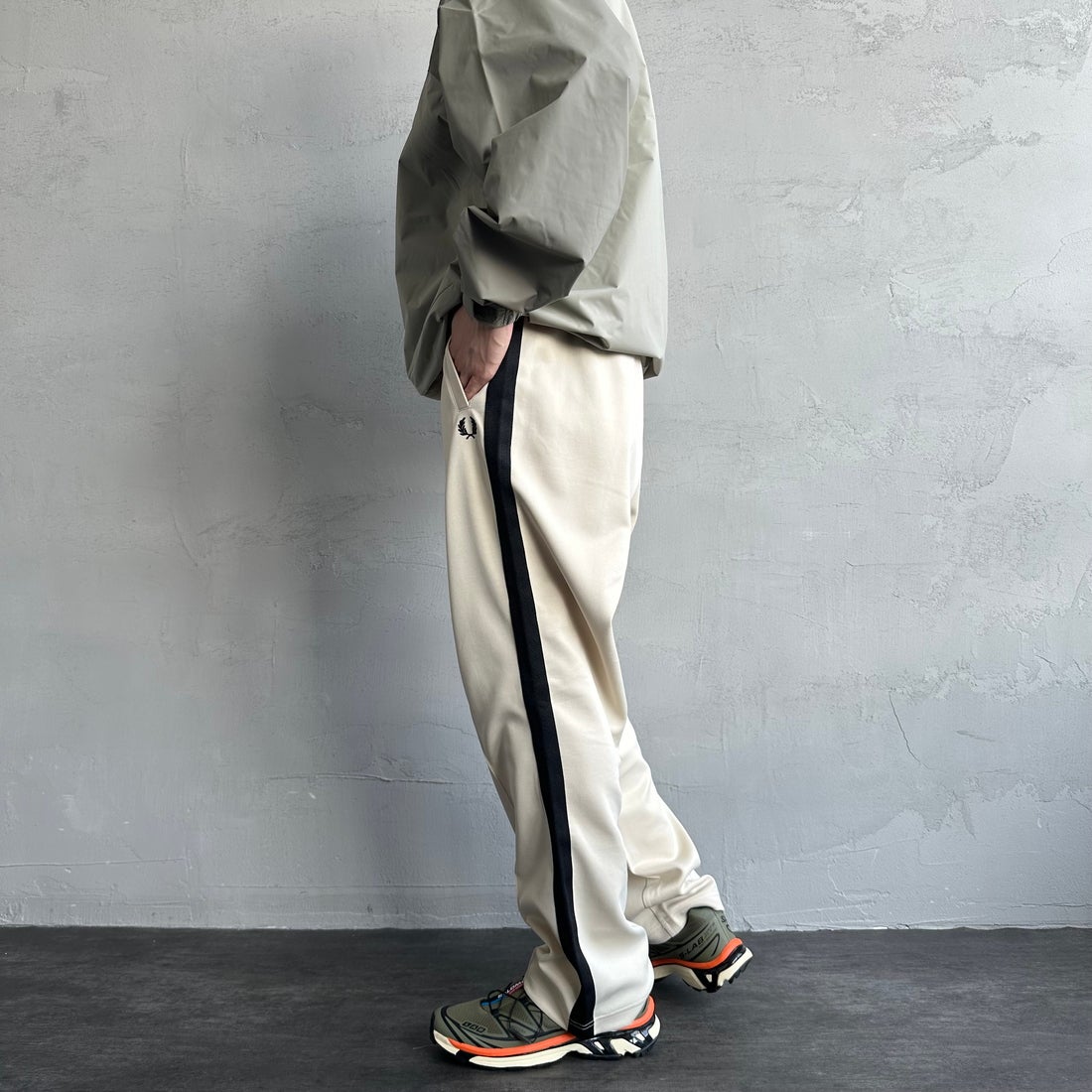 FRED PERRY [フレッドペリー] 別注 配色ライントラックパンツ [FPM-24A-026-JF] OAT/BLK &&モデル身長：168cm 着用サイズ：L&&