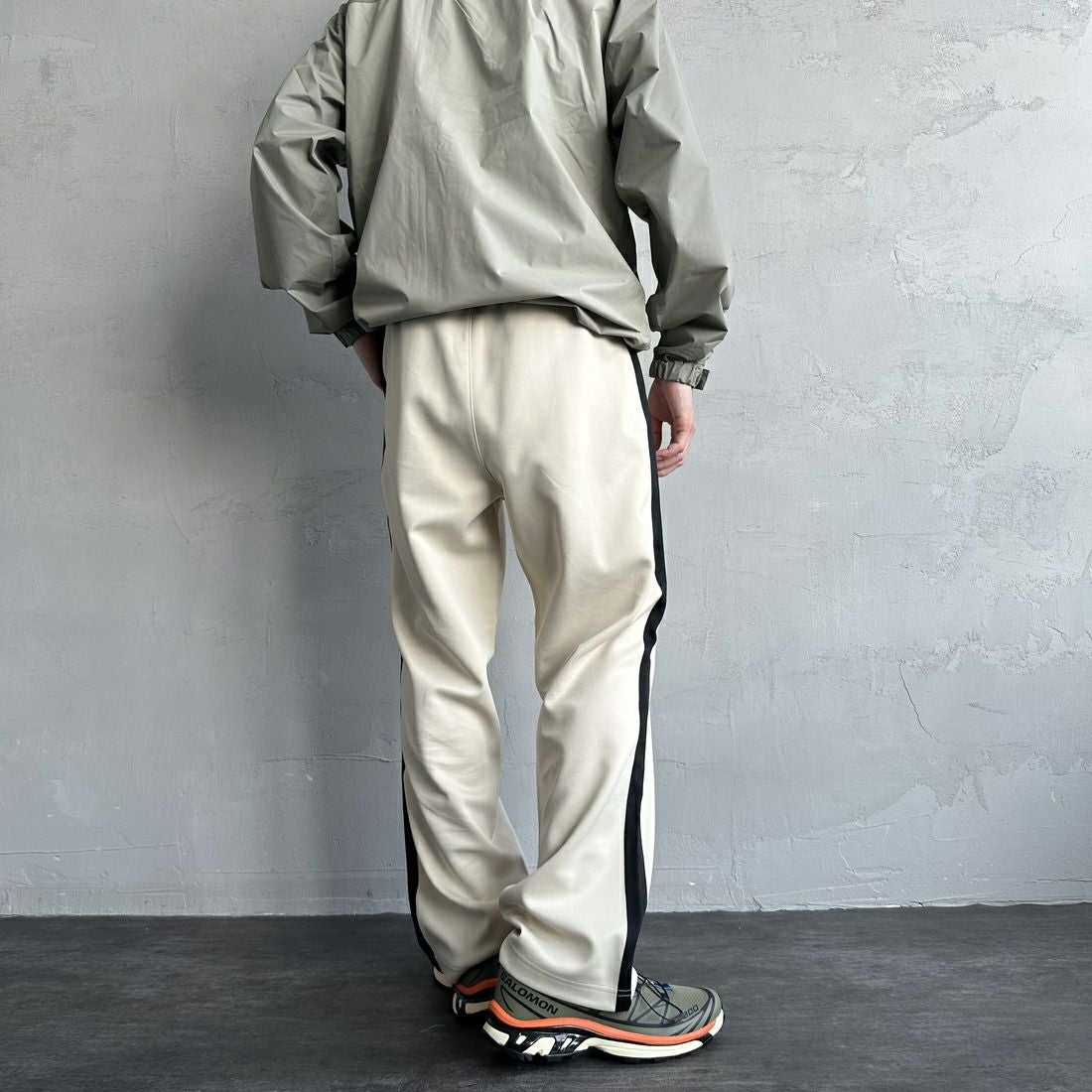 FRED PERRY [フレッドペリー] 別注 配色ライントラックパンツ [FPM-24A-026-JF] OAT/BLK &&モデル身長：168cm 着用サイズ：L&&