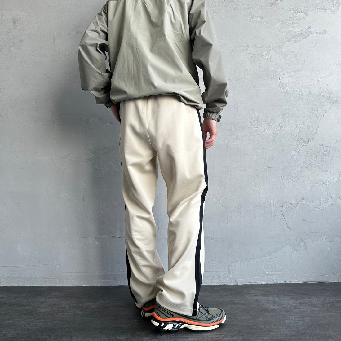 FRED PERRY [フレッドペリー] 別注 配色ライントラックパンツ [FPM-24A-026-JF] OAT/BLK &&モデル身長：168cm 着用サイズ：L&&