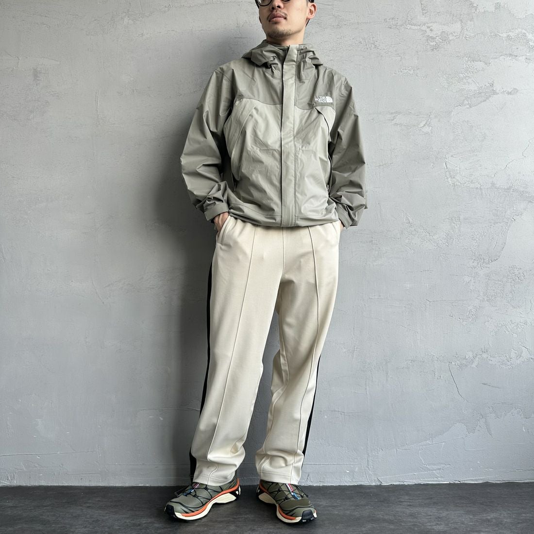 FRED PERRY [フレッドペリー] 別注 配色ライントラックパンツ [FPM-24A-026-JF] OAT/BLK &&モデル身長：168cm 着用サイズ：L&&