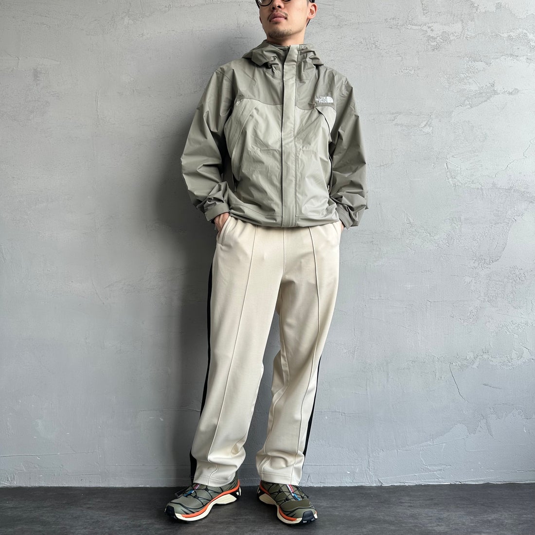 FRED PERRY [フレッドペリー] 別注 配色ライントラックパンツ [FPM-24A-026-JF] OAT/BLK &&モデル身長：168cm 着用サイズ：L&&