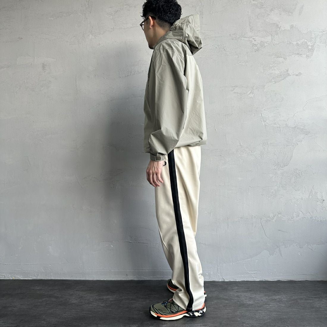 FRED PERRY [フレッドペリー] 別注 配色ライントラックパンツ [FPM-24A-026-JF] OAT/BLK &&モデル身長：168cm 着用サイズ：L&&