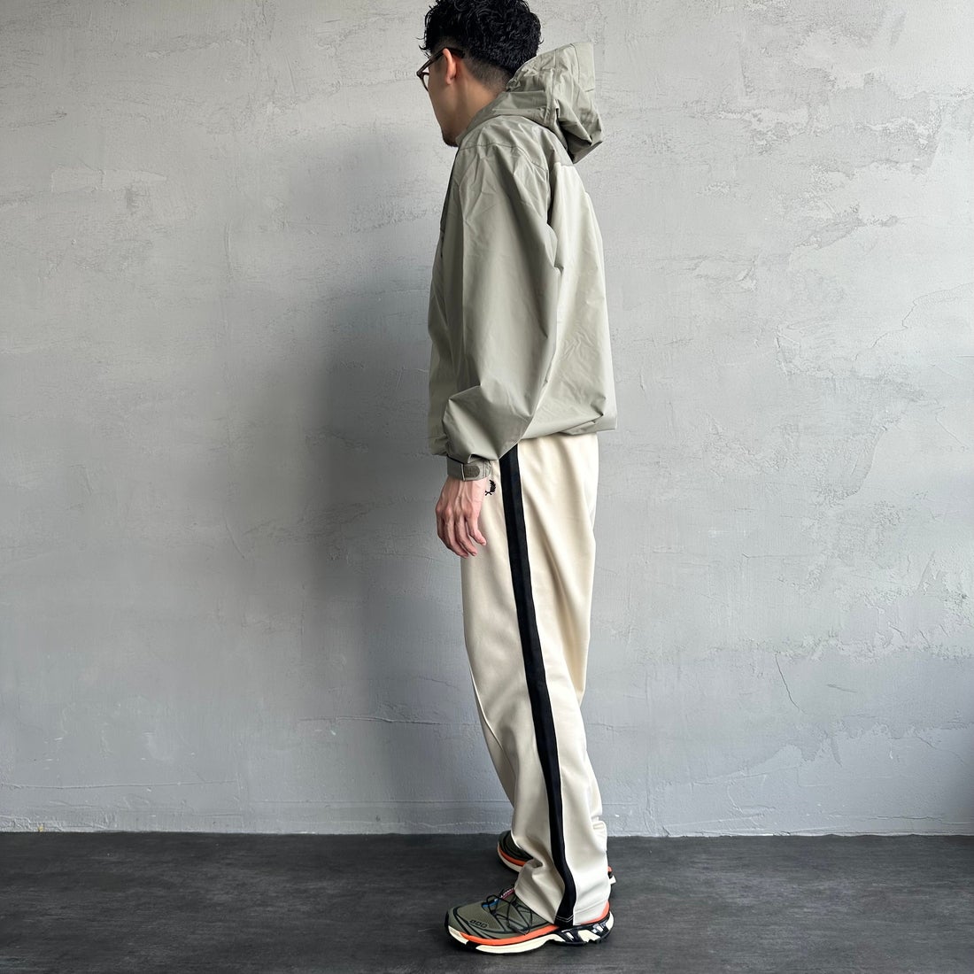 FRED PERRY [フレッドペリー] 別注 配色ライントラックパンツ [FPM-24A-026-JF] OAT/BLK &&モデル身長：168cm 着用サイズ：L&&