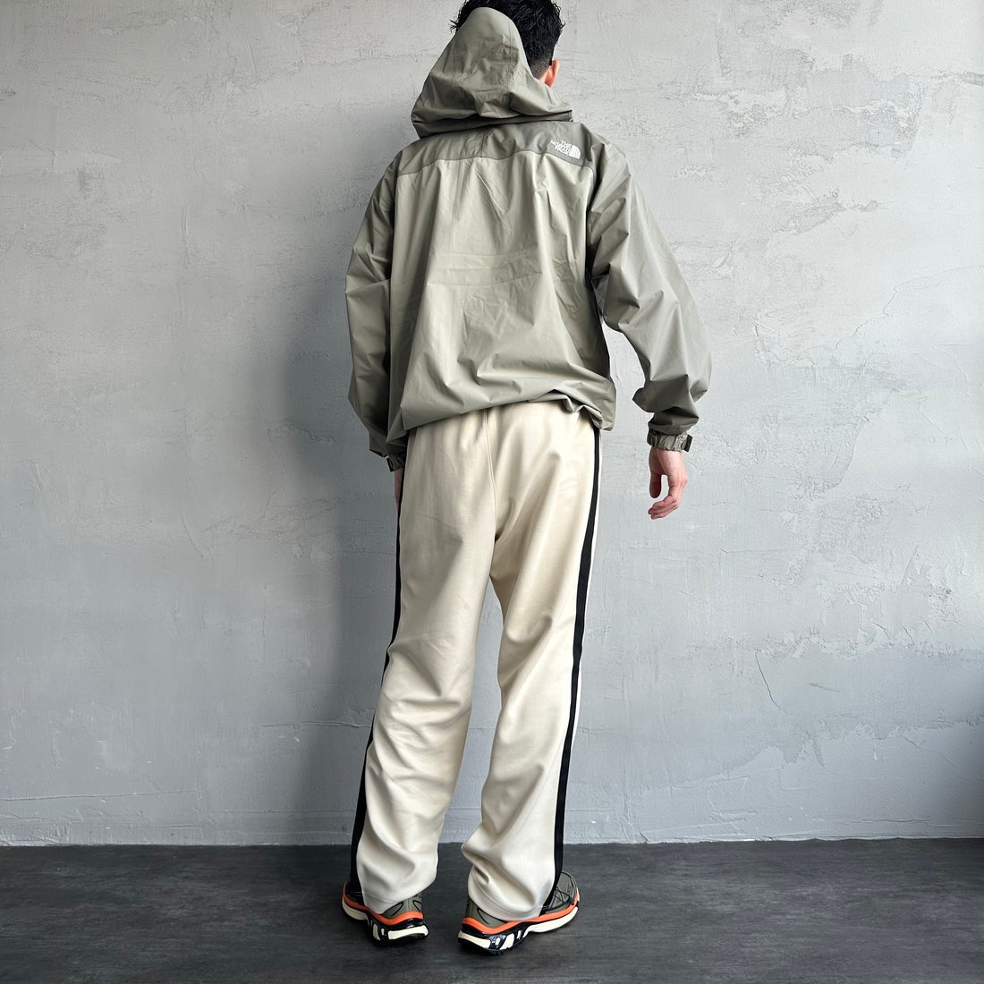 FRED PERRY [フレッドペリー] 別注 配色ライントラックパンツ [FPM-24A-026-JF] OAT/BLK &&モデル身長：168cm 着用サイズ：L&&