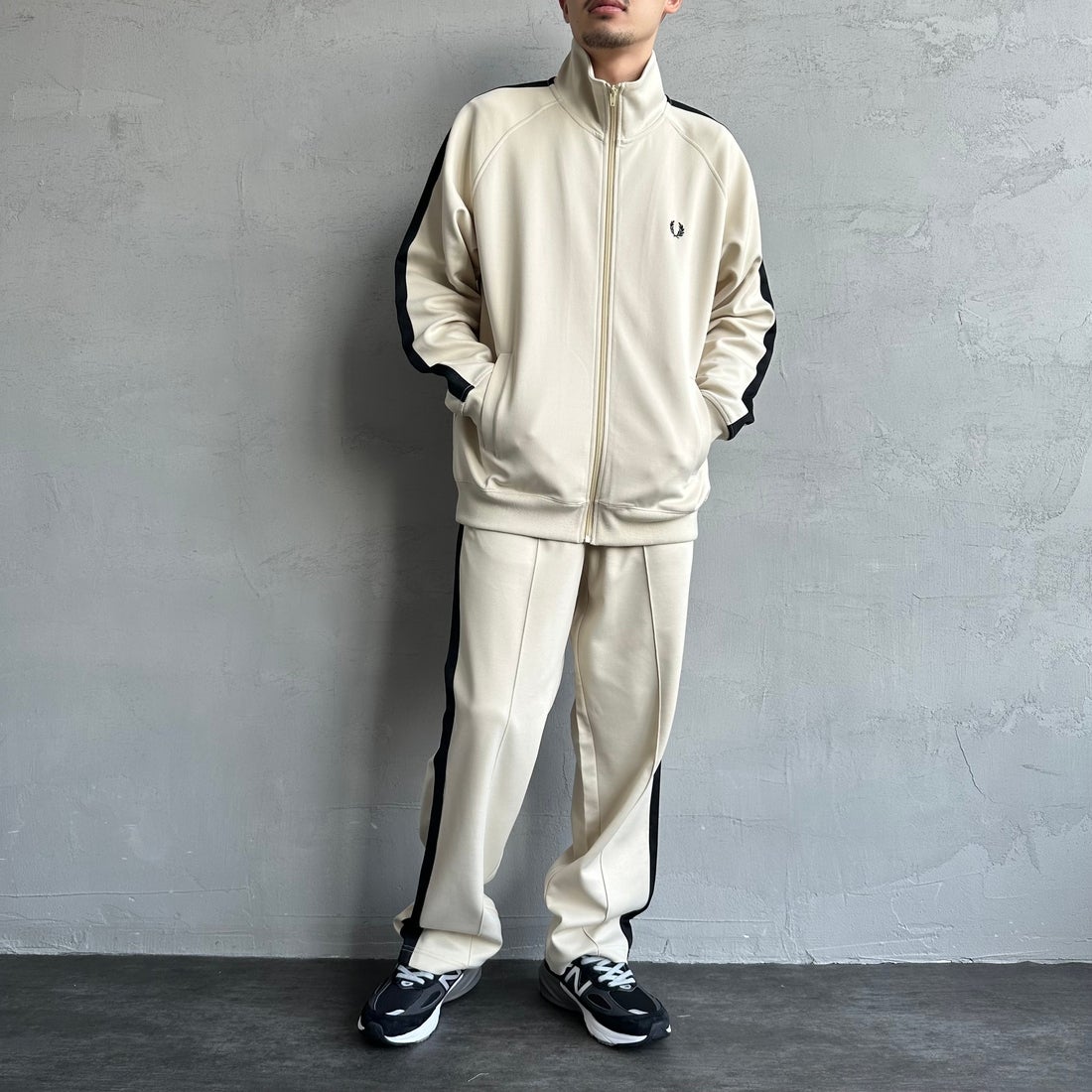 FRED PERRY [フレッドペリー] 別注 配色ライントラックパンツ [FPM-24A-026-JF] OAT/BLK &&モデル身長：168cm 着用サイズ：L&&