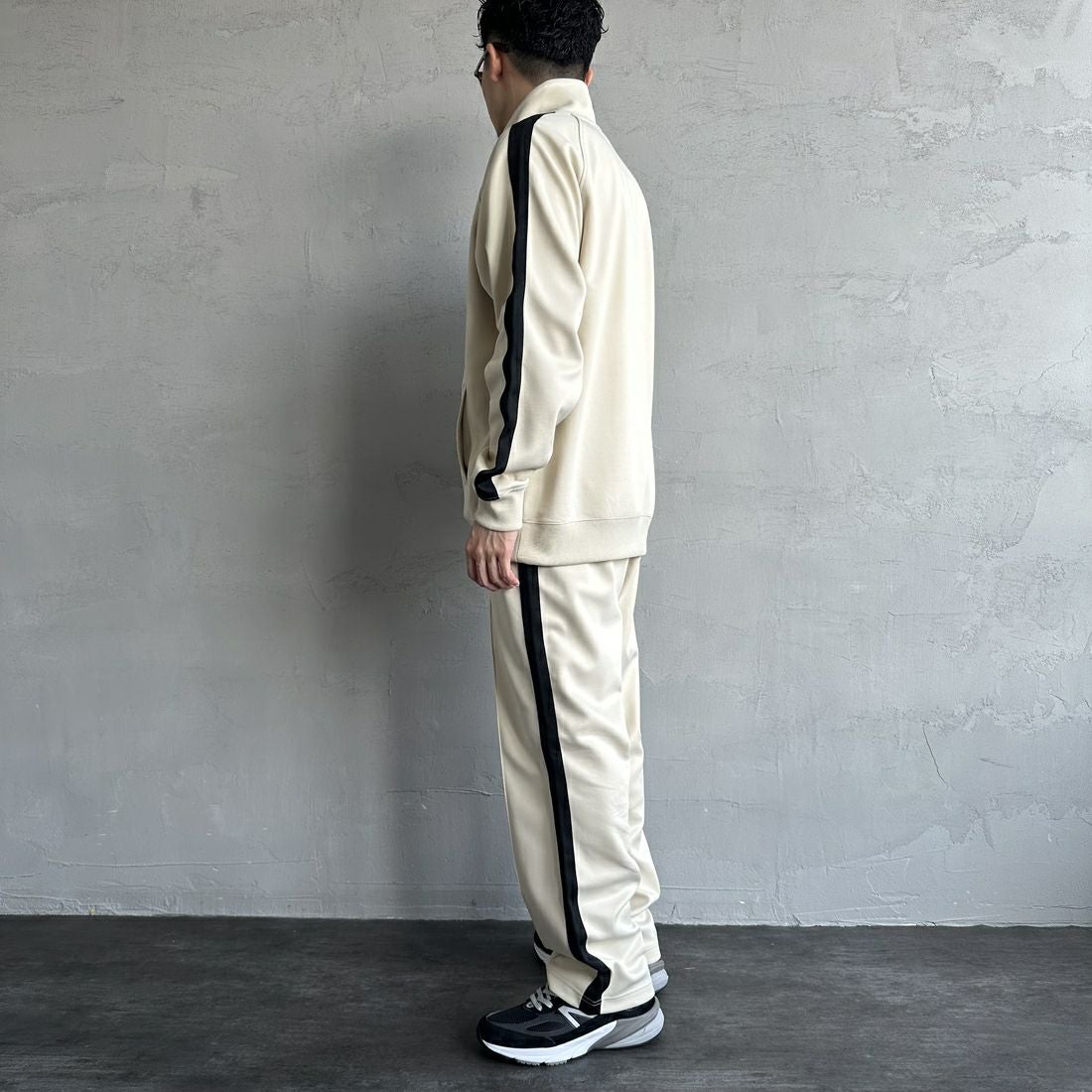 FRED PERRY [フレッドペリー] 別注 配色ライントラックパンツ [FPM-24A-026-JF] OAT/BLK &&モデル身長：168cm 着用サイズ：L&&