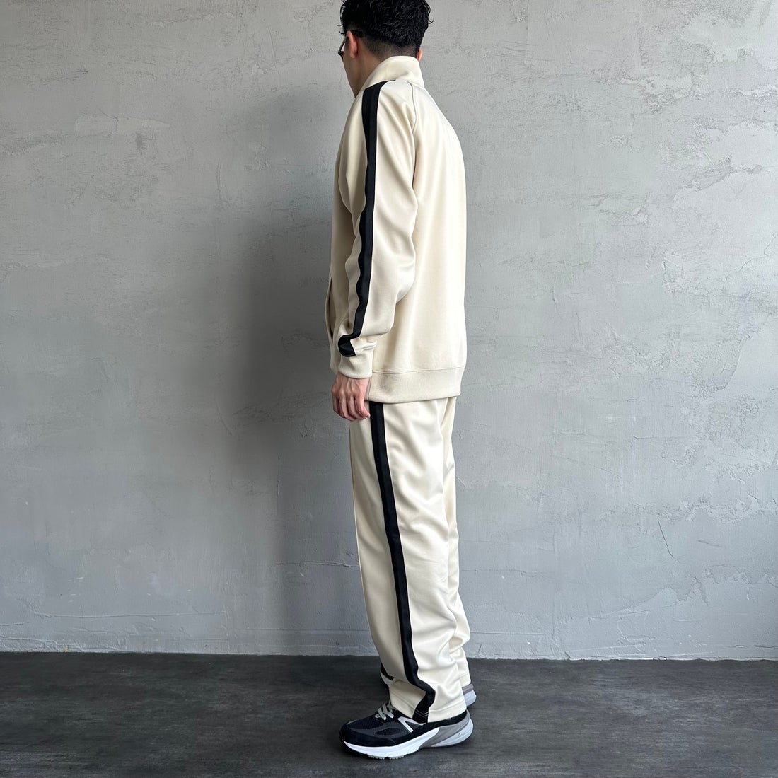 FRED PERRY [フレッドペリー] 別注 配色ライントラックパンツ [FPM-24A-026-JF] OAT/BLK &&モデル身長：168cm 着用サイズ：L&&