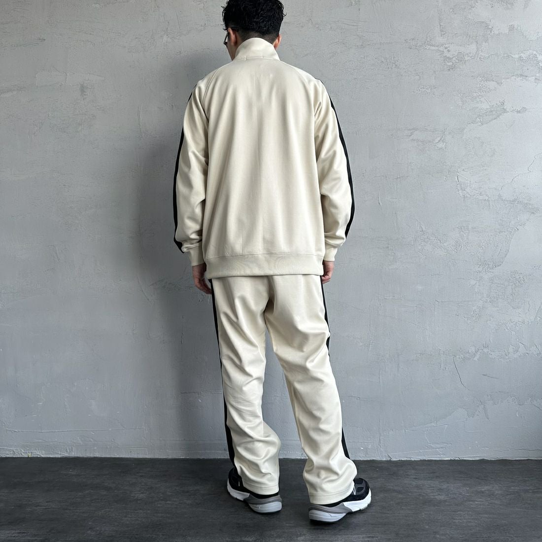 FRED PERRY [フレッドペリー] 別注 配色ライントラックパンツ [FPM-24A-026-JF] OAT/BLK &&モデル身長：168cm 着用サイズ：L&&