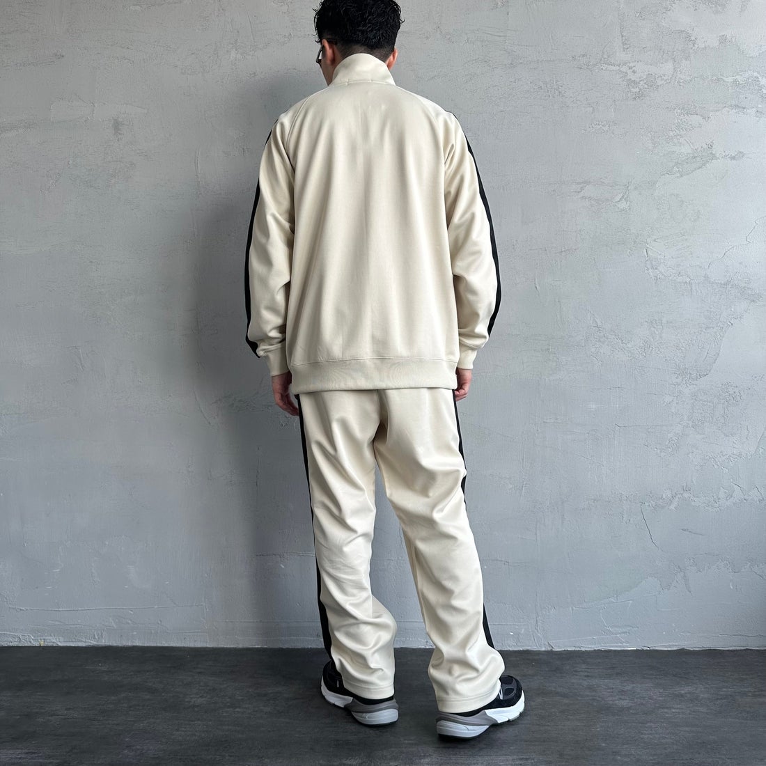 FRED PERRY [フレッドペリー] 別注 配色ライントラックパンツ [FPM-24A-026-JF] OAT/BLK &&モデル身長：168cm 着用サイズ：L&&