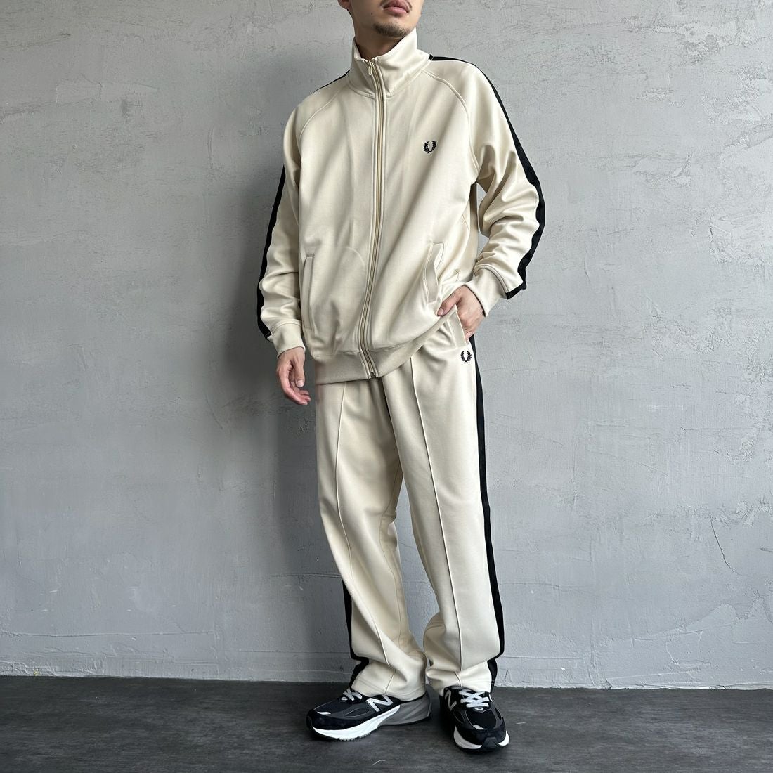 FRED PERRY [フレッドペリー] 別注 配色ライントラックパンツ [FPM-24A-026-JF] OAT/BLK &&モデル身長：168cm 着用サイズ：L&&