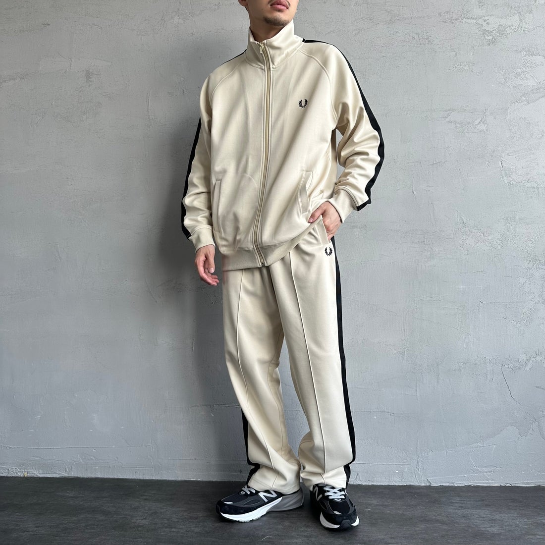 FRED PERRY [フレッドペリー] 別注 配色ライントラックパンツ [FPM-24A-026-JF] OAT/BLK &&モデル身長：168cm 着用サイズ：L&&