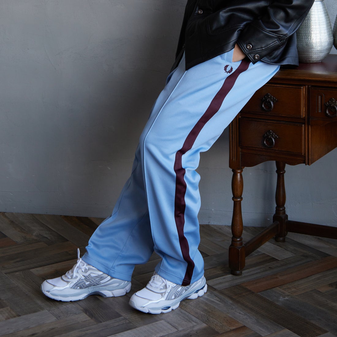 FRED PERRY [フレッドペリー] 別注 配色ライントラックパンツ [FPM-24A-026-JF] SKY/OXBLOO &&モデル身長：179cm 着用サイズ：L&&