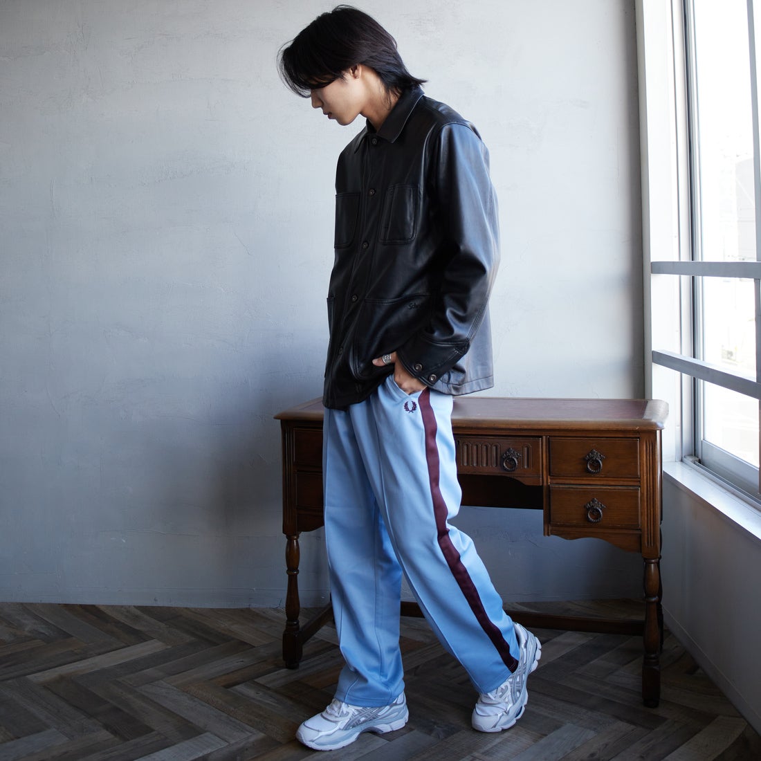 FRED PERRY [フレッドペリー] 別注 配色ライントラックパンツ [FPM-24A-026-JF] SKY/OXBLOO &&モデル身長：179cm 着用サイズ：L&&