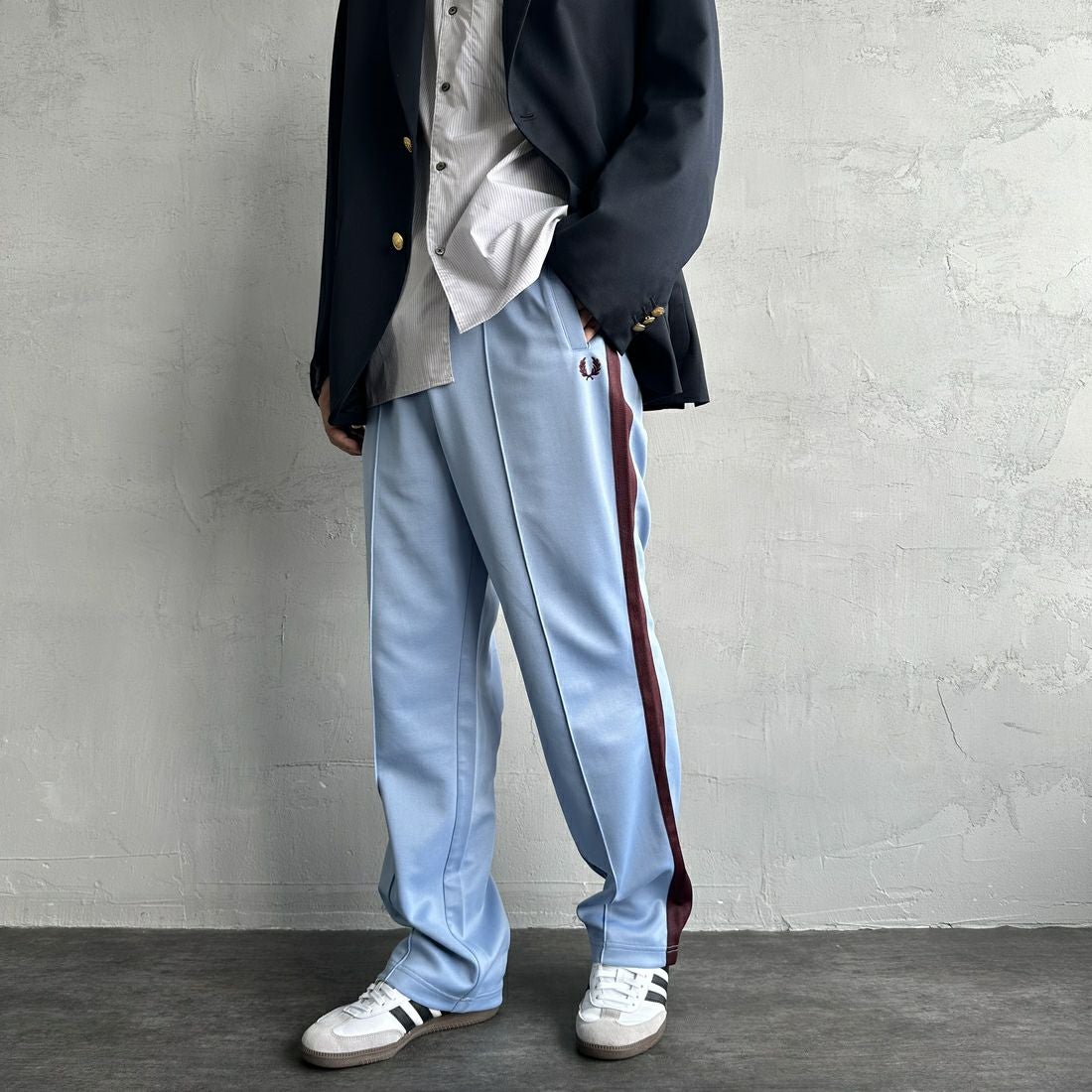 FRED PERRY [フレッドペリー] 別注 配色ライントラックパンツ [FPM-24A-026-JF] SKY/OXBLOO &&モデル身長：179cm 着用サイズ：L&&