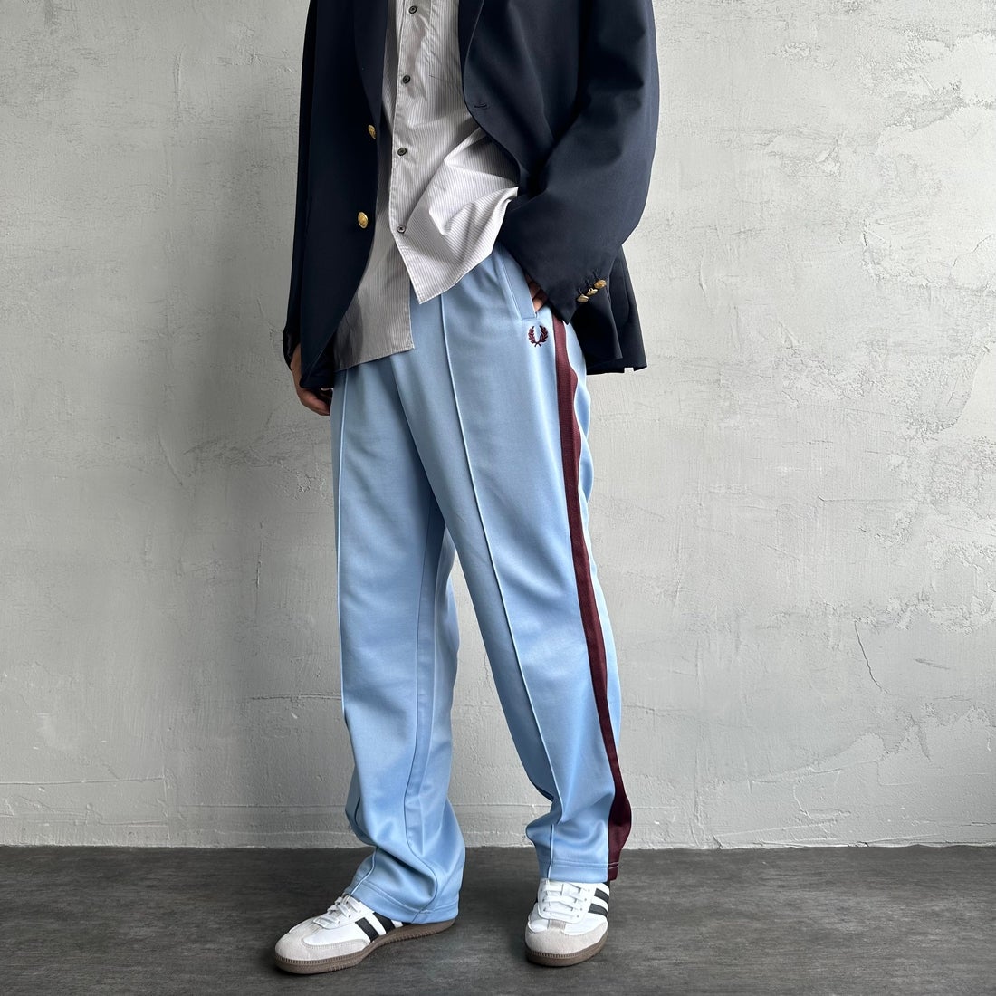 FRED PERRY [フレッドペリー] 別注 配色ライントラックパンツ [FPM-24A-026-JF] SKY/OXBLOO &&モデル身長：179cm 着用サイズ：L&&